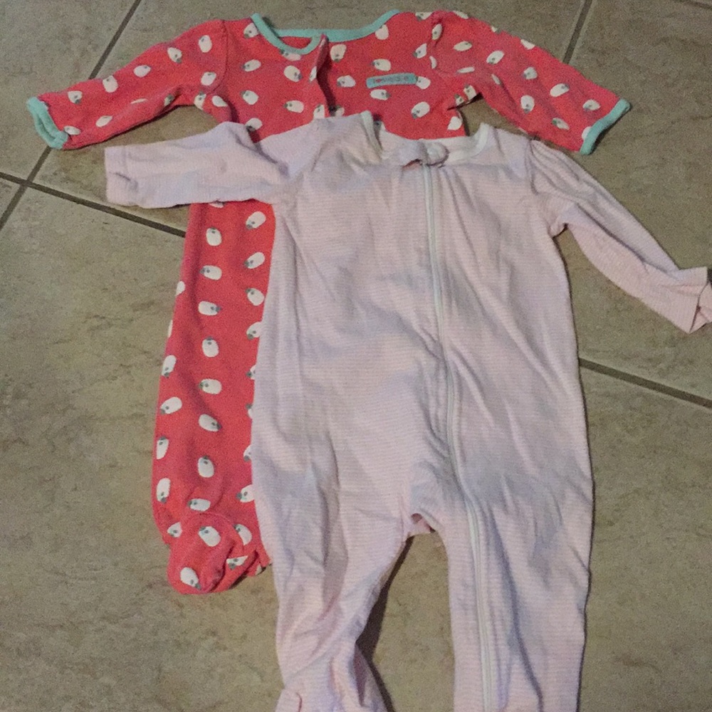2 long sleeved footie pajamas, 6-9M